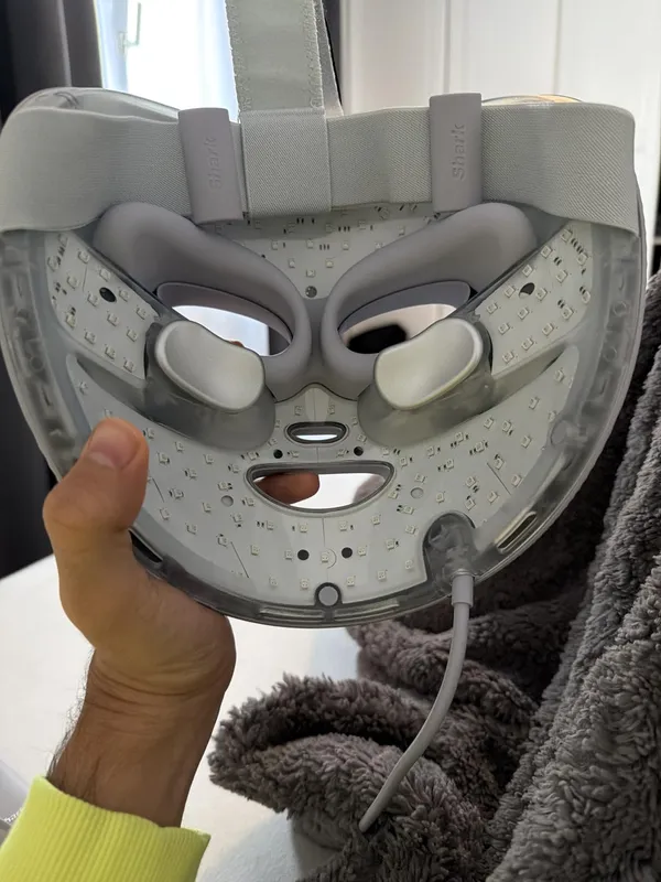 Shark CryoGlow LED-Gesichtsmaske mit Fernbedienung